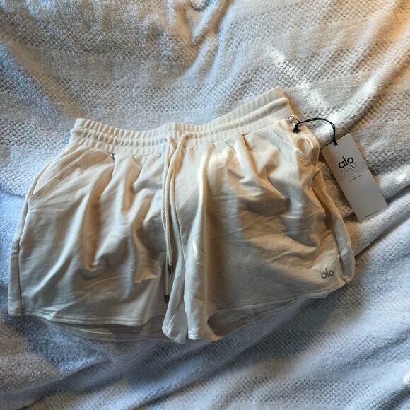 ALO Yoga Pants - NWT Alo dreamy short ivory, size large